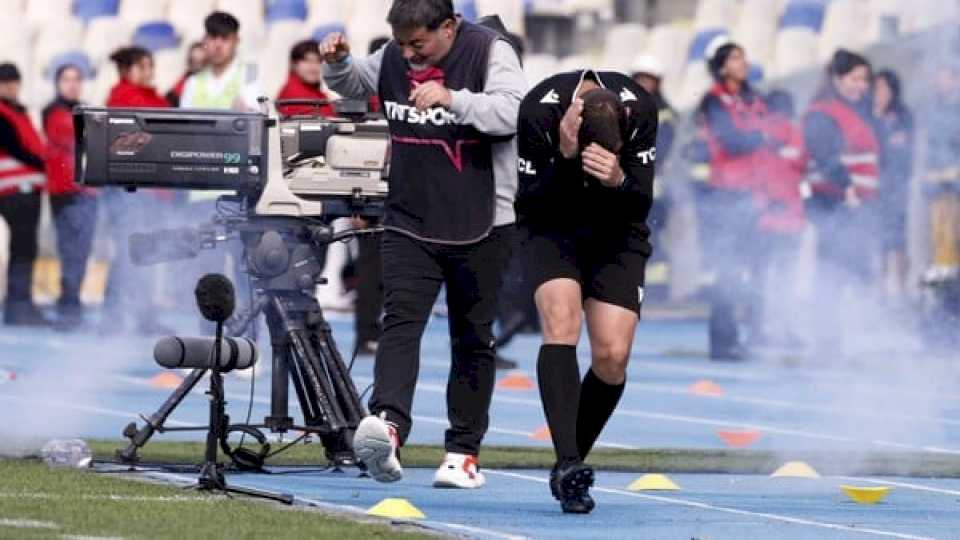 caos-y-disturbios-en-el-clasico-entre-universidad-de-chile-y-universidad-catolica-que-fue-suspendido