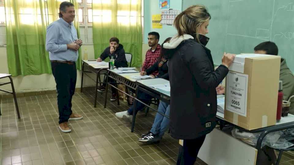 Elecciones PASO 2023: Víctor Ibañez destacó el debut de la boleta única y remarcó que «se tardó solo un minuto» en votar