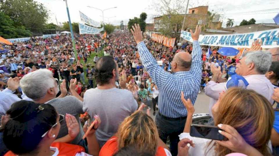 Una multitud del barrio San Fernando mostró su apoyo a la fórmula Jaldo – Manzur