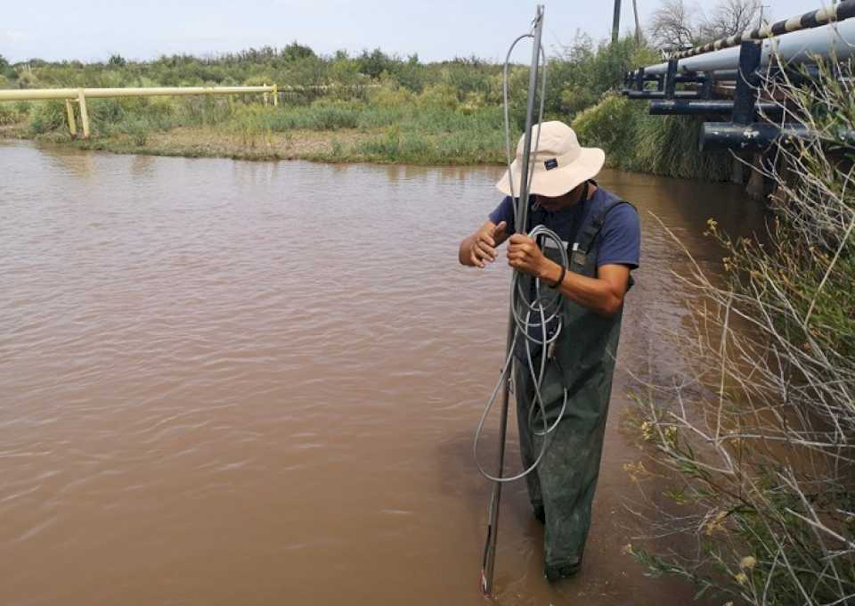 trabajos-de-medicion-en-el-rio-colorado