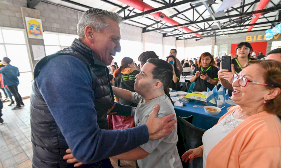 en-la-previa-del-dia-de-los-trabajadores,-arcioni-compartio-un-locro-multitudinario-en-comodoro-rivadavia