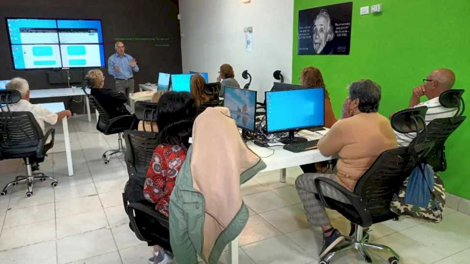 Huerta Grande: Comenzó el curso de tecnología para adultos mayores