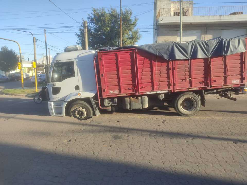 Cedió el asfalto y un camión cayó a un pozo en la calle Ameghino