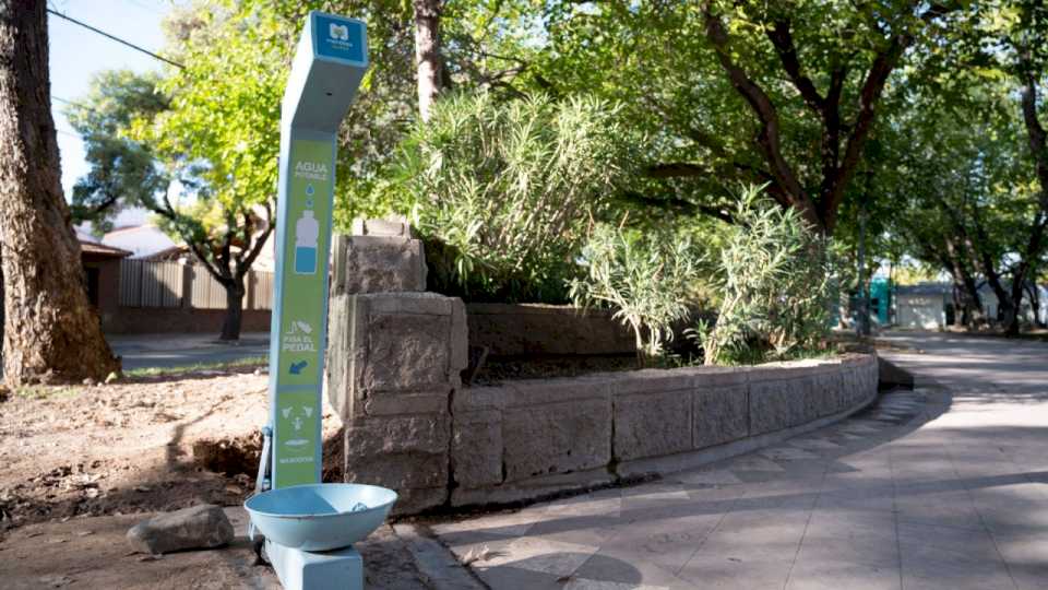 colocan-nuevos-bebederos-en-plazas-y-paseos-publicos-de-ciudad