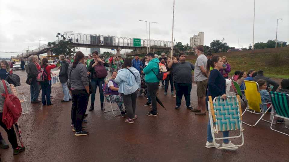 El FTEL trasladó el reclamo al puente internacional: está cortada la cabecera argentina