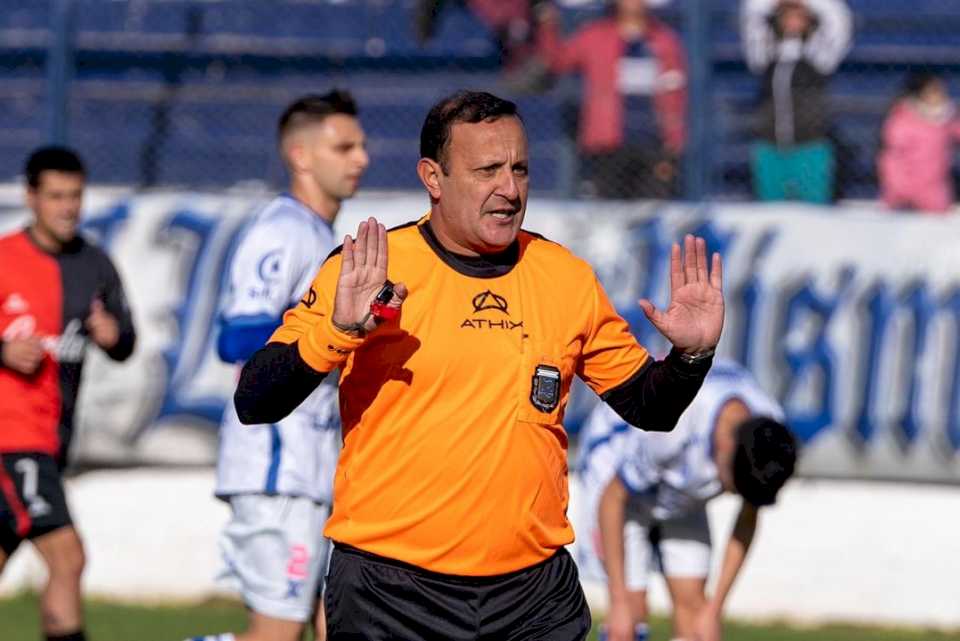 hablo-el-arbitro-guillermo-diaz-sobre-el-penal-inexistente-en-newbery-–-palazzo