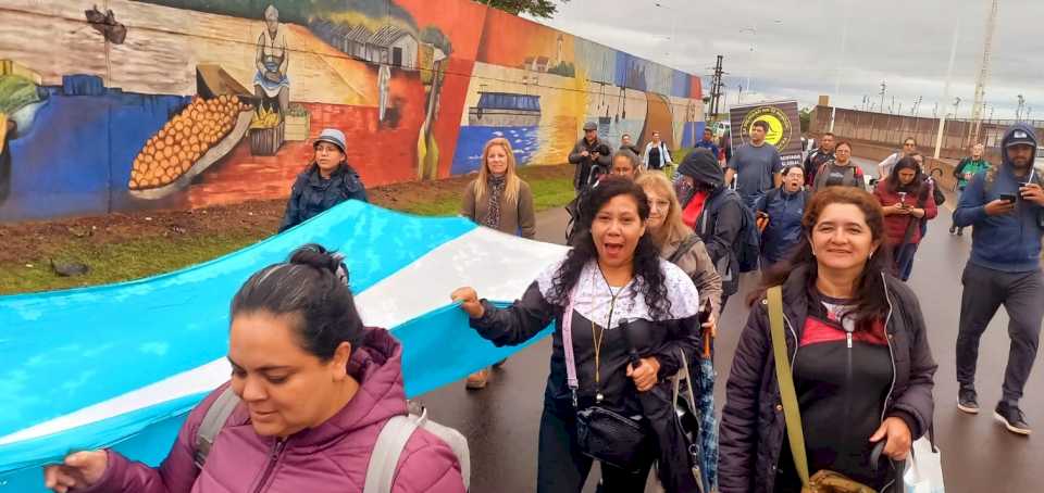 Docentes protestan en la cabecera del puente Posadas-Encarnación