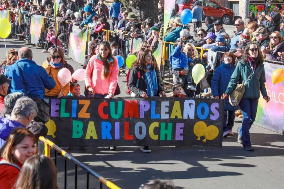 con-el-tradicional-desfile,-bariloche-festejo-su-121°-aniversario