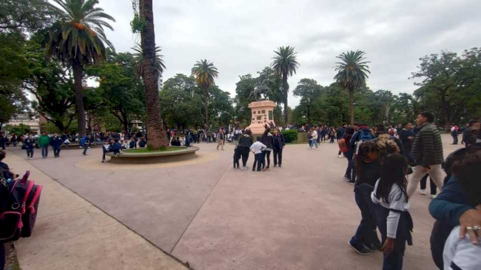 «Llamaron a portería»: una amenza de bomba obligó a evacuar un colegio privado de Tucumán