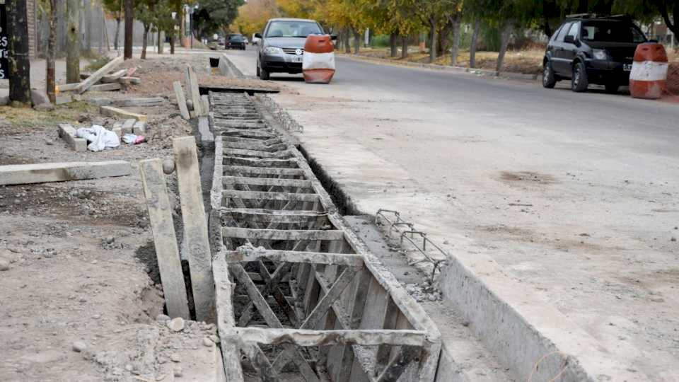 toman-forma-los-drenajes-de-la-calle-curupaiti-de-guaymallen