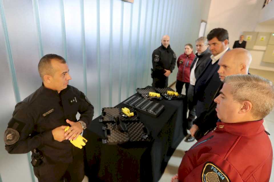 rodriguez-larreta-presento-las-pistolas-taser-que-utilizara-la-policia-de-la-ciudad