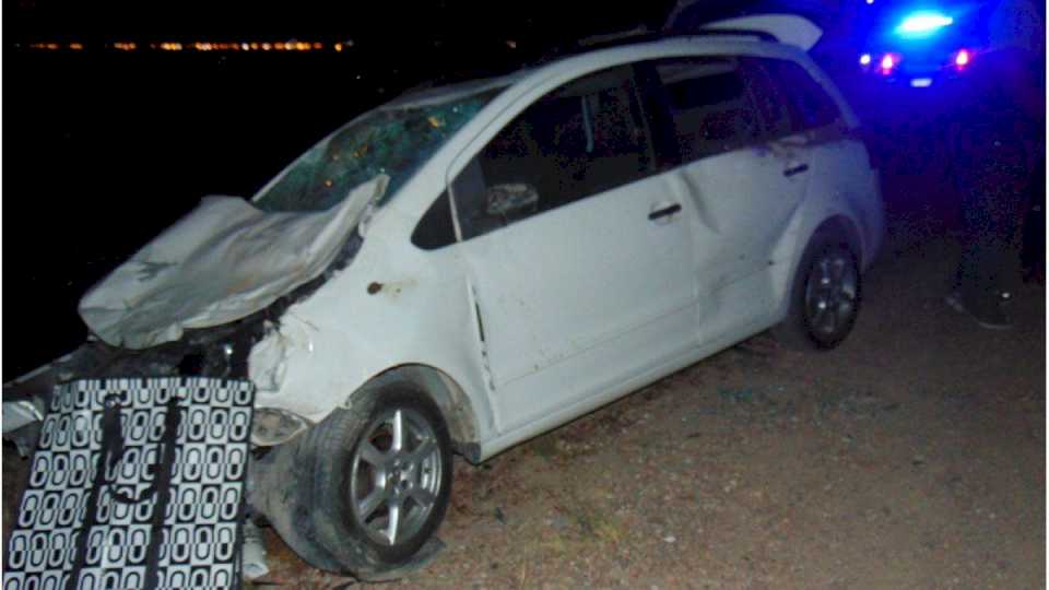 Dos autos chocaron contra vacas sueltas en Ruta 7, en Luján: no hubo heridos pero sí dos animales muertos