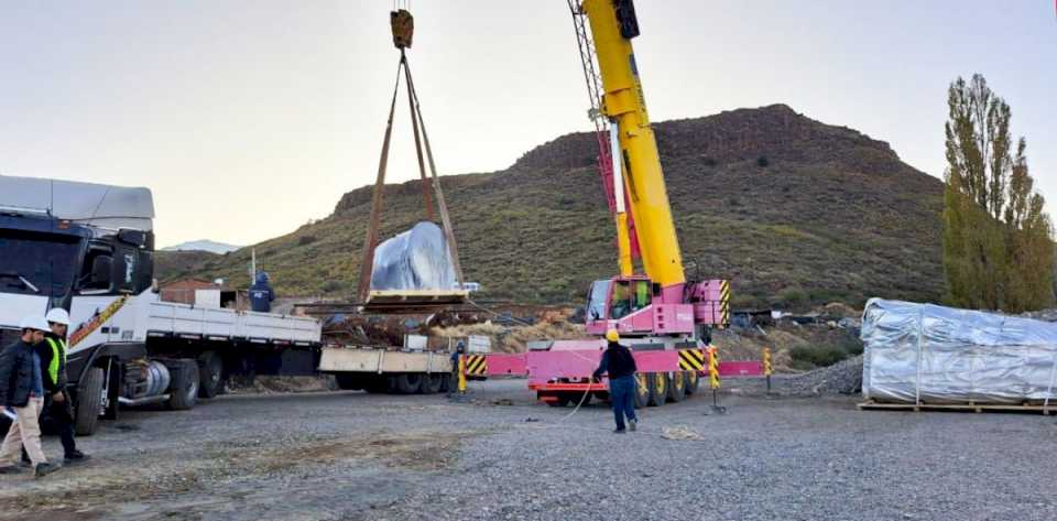 descargan-en-nahueve-los-componentes-de-las-turbinas-para-la-central