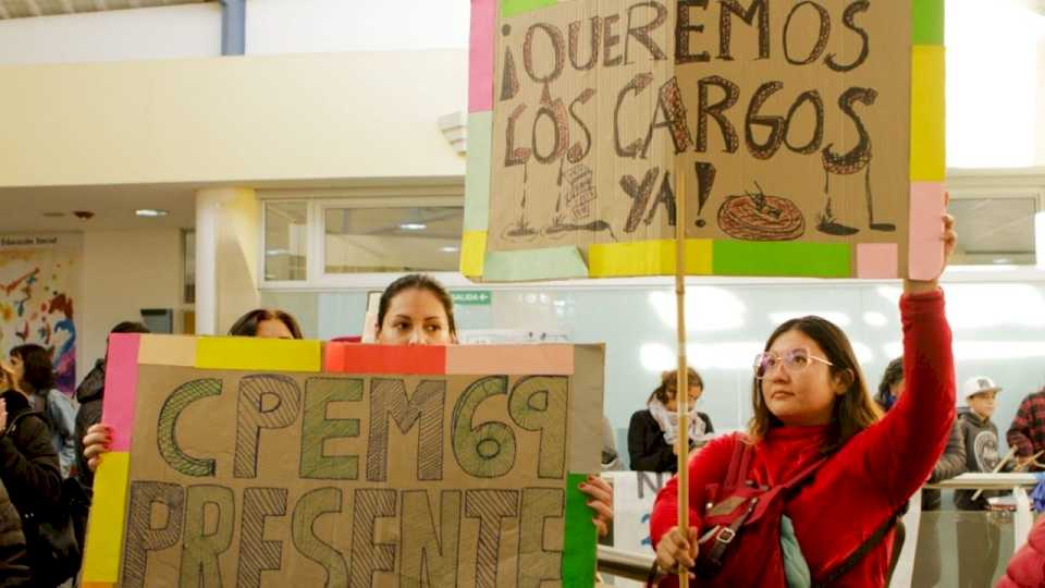 Escuelas de Neuquén se movilizaron al Consejo Provincial de Educación en busca de respuestas