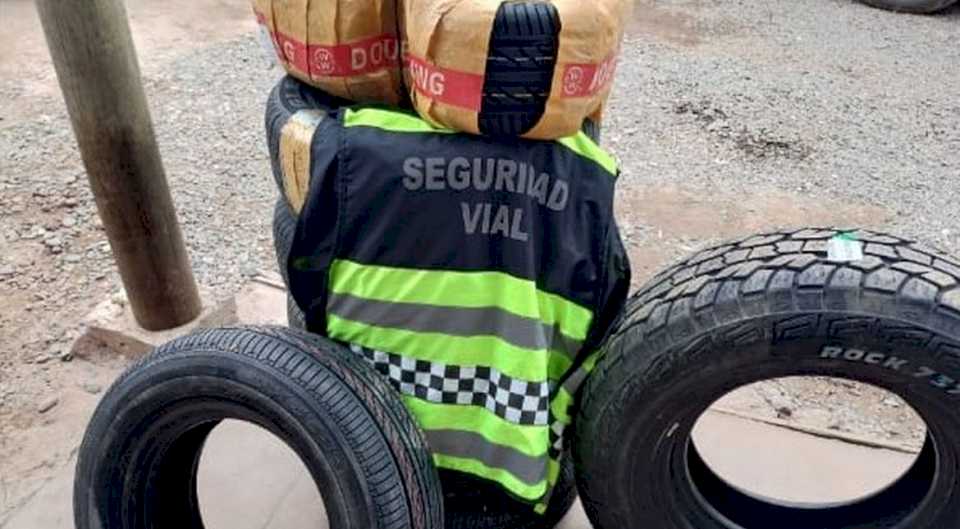 La Policía incautó cubiertas para autos transportadas ilegalmente