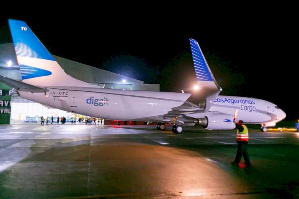 aerolineas-argentinas-comenzo-a-operar-su-primer-vuelo-de-carga-en-rio-grande