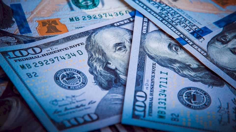 El dólar blue bajó $5, cotizó a $469 y el oficial cerró a $232