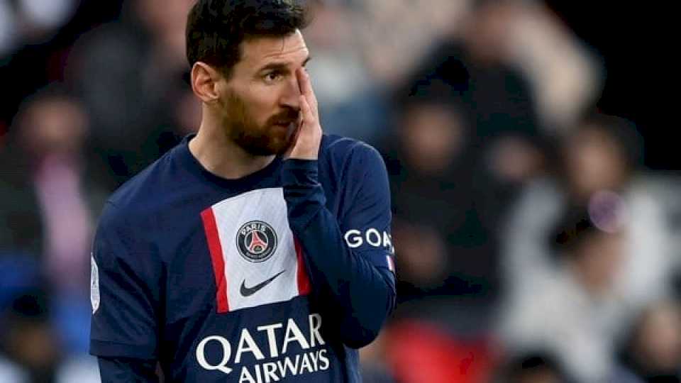 Los ultras del PSG insultan a Messi en medio de un banderazo en la puerta del club