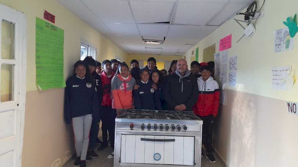 el-ministerio-de-educacion-entrego-heladeras-y-cocina-a-escuelas-secundarias-rurales