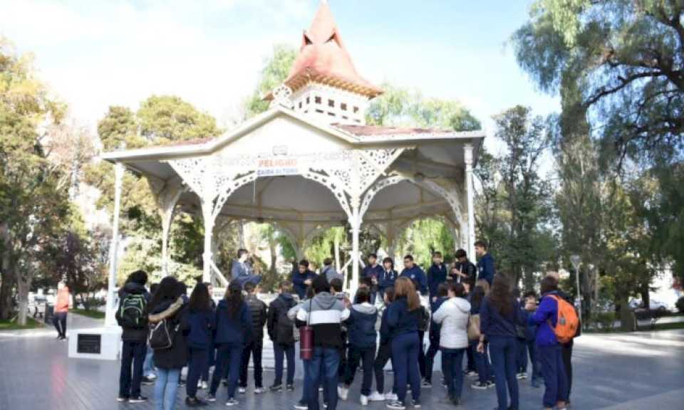 Turismo Trelew: Alumnos del Colegio Padre Juan recorrieron casco histórico de la ciudad