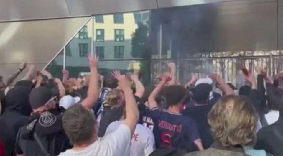 VIDEO. Los ultras del PSG se manifiestan insultando a Messi en el estadio