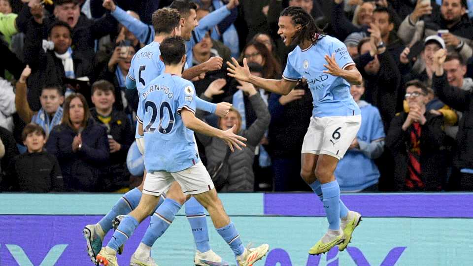 El Manchester City goleó al West Ham y recupera la punta