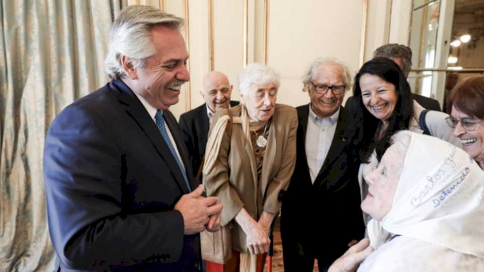 El Presidente homenajeó a Madres de Plaza de Mayo: «Su lucha vive para siempre»