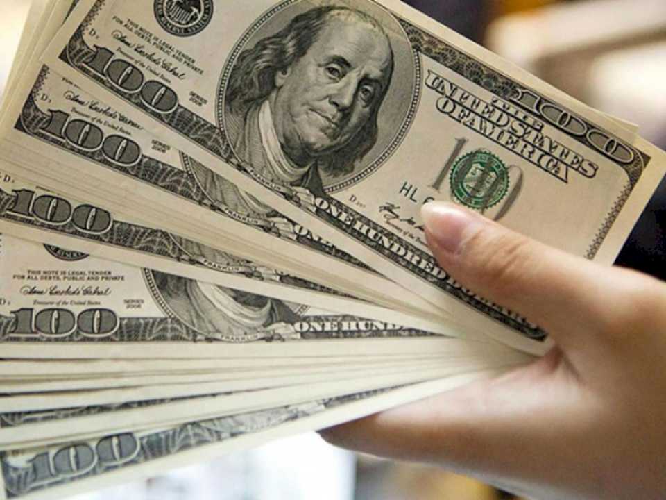 El dólar blue baja y achica la escalada de una semana