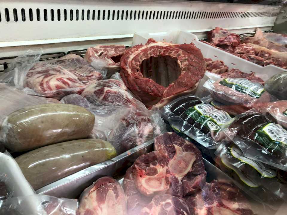 Se mantiene el precio de la carne vacuna y subió el pollo