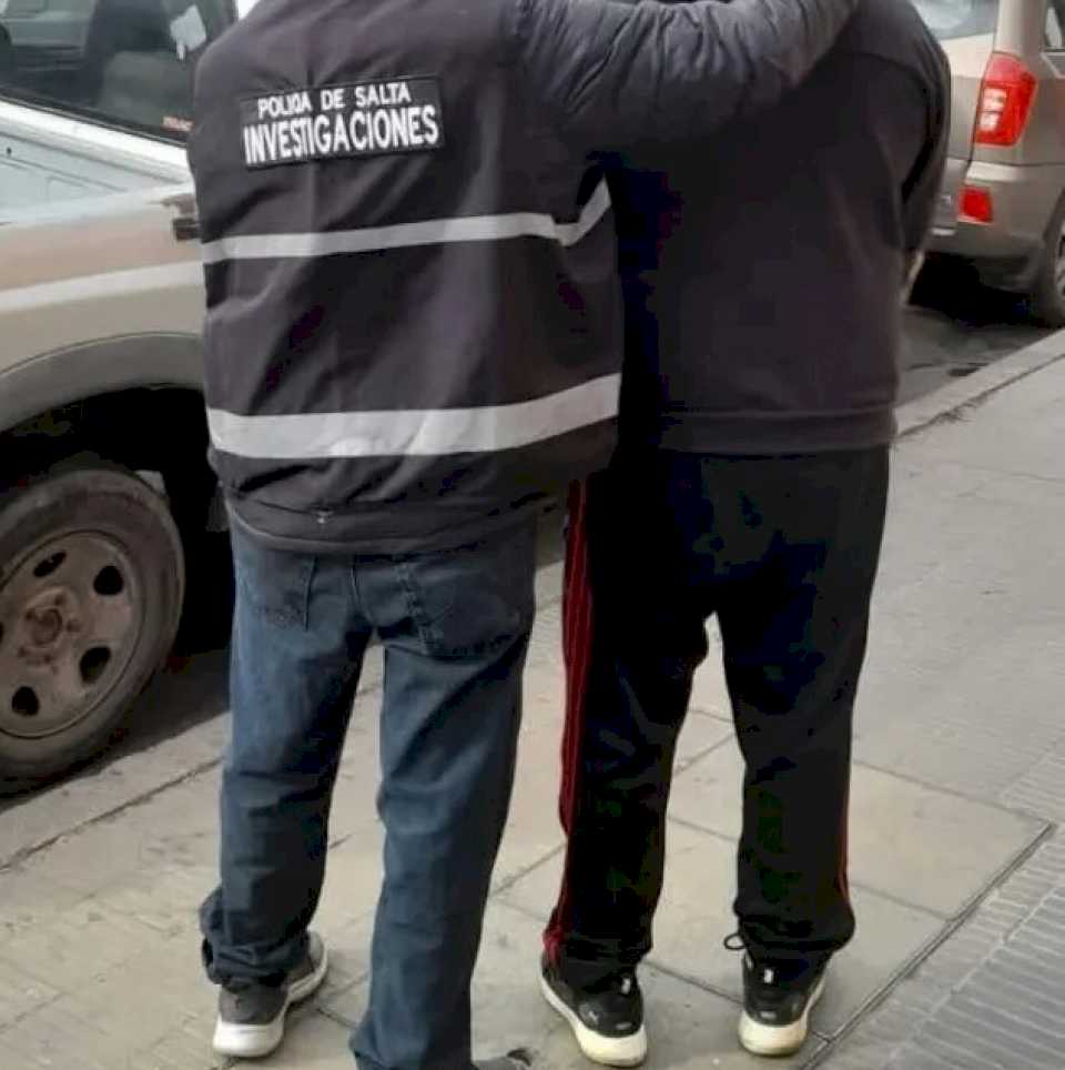 se-hacia-pasar-por-policia-y-robaba-objetos-de-valor