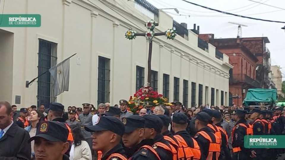 video:-una-multitud-de-fieles-acompanaron-a-la-cruz-de-los-milagros-en-su-dia