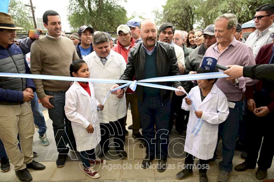 Insfrán cerró el segundo día de gira en el oeste inaugurando la obra educativa 1468 de su gestión