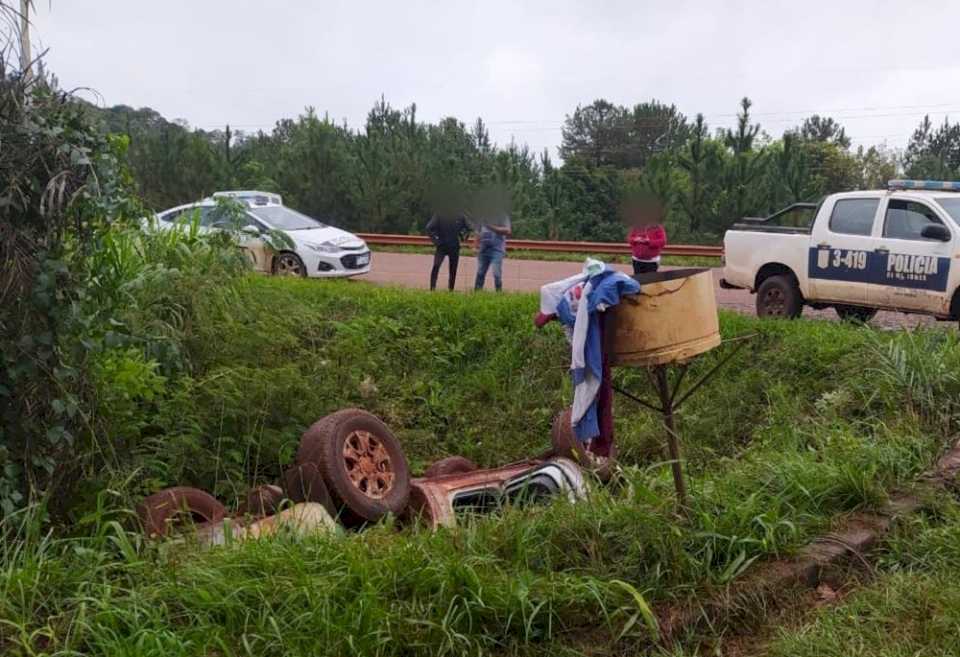 Un hombre despistó y volcó con su camioneta en una zanja en Oberá