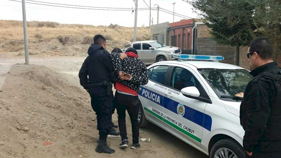 Una mujer redujo a un dañino intruso en el San Cayetano