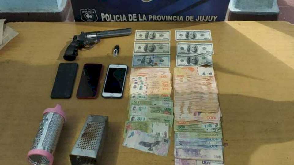 Secuestran droga, armas, vehículos y dinero tras tres allanamientos en Jujuy