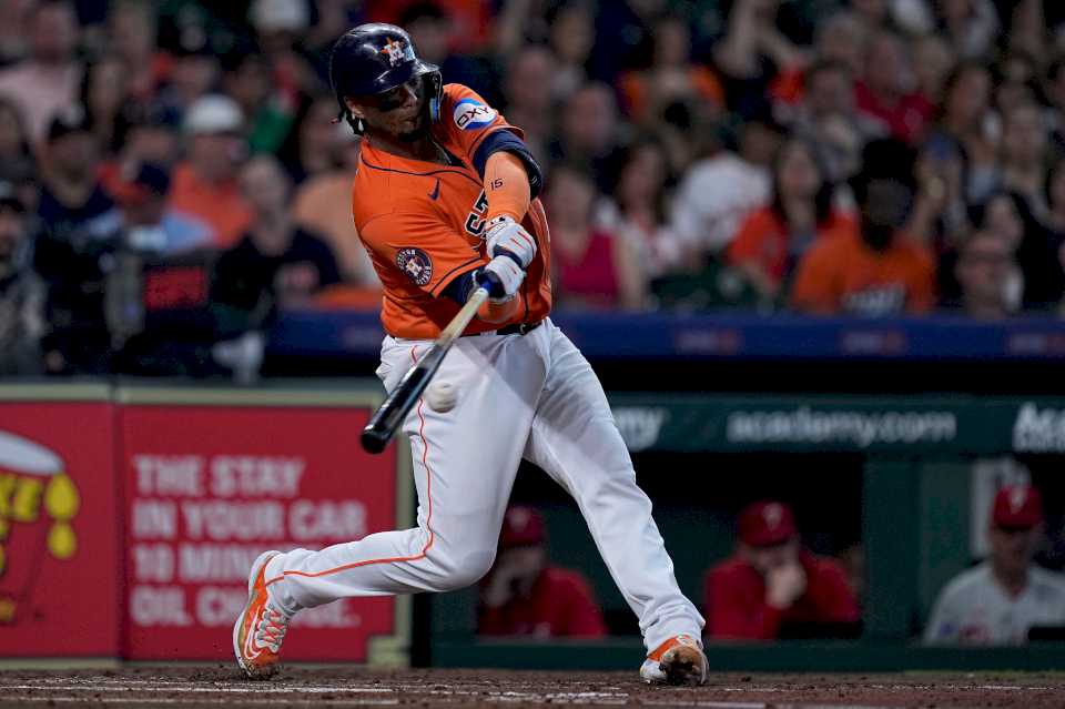 Astros evitan barrida ante Filis al ganar 4-3