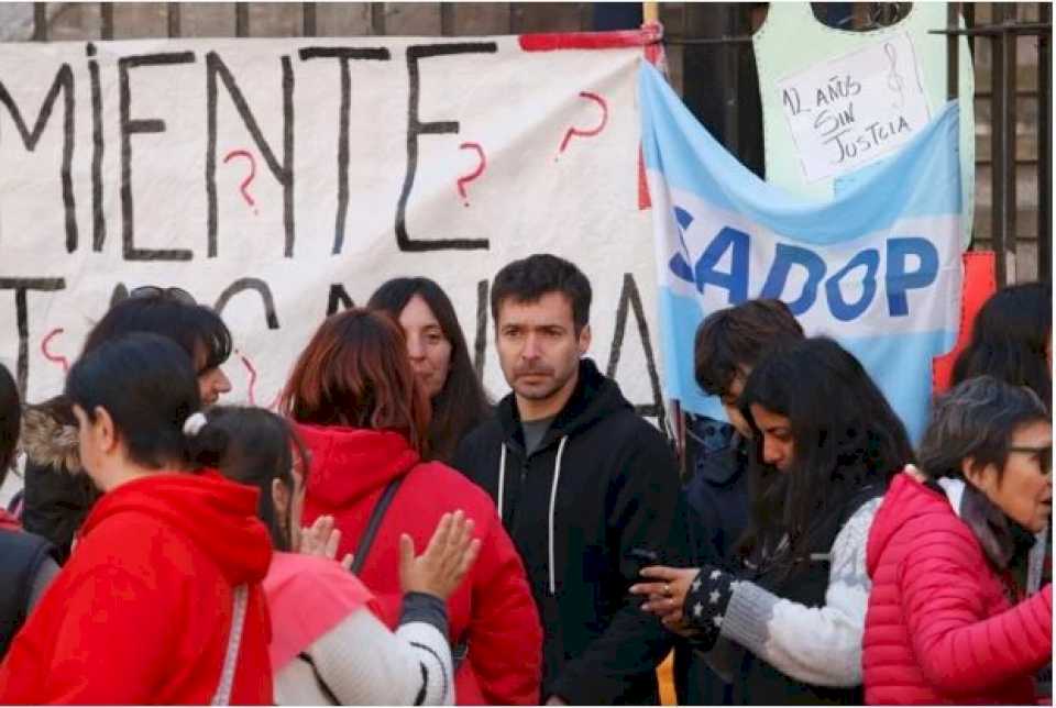 docentes-suspendieron-las-clases-en-un-jardin-de-la-plata-para-apoyar-a-un-maestro-condenado-por-abuso