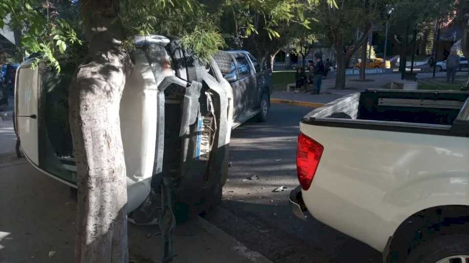 fuerte-choque-en-el-alto-de-neuquen:-impacto-contra-dos-autos-estacionados-y-unos-de-ellos,-volco