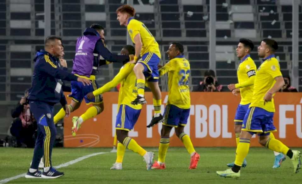 Boca le ganó 2-0 a Colo Colo en Chile y es líder de su grupo en la Libertadores