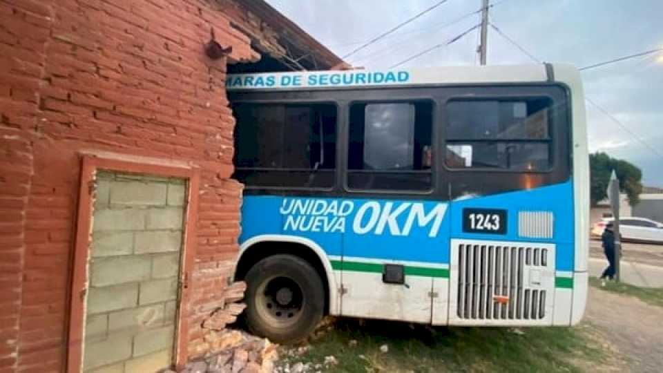 un-colectivo-se-incrusto-en-un-galpon-y-provoco-el-derrumbe-de-la-pared-de-una-casa-en-cordoba