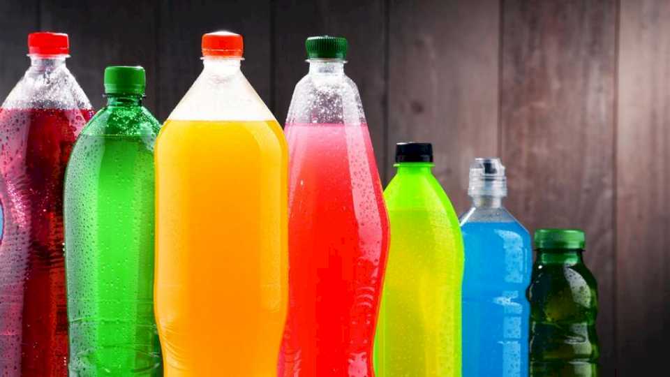 las-bebidas-azucaradas-tienen-100-veces-mas-plastificantes-que-el-agua,-segun-el-csic