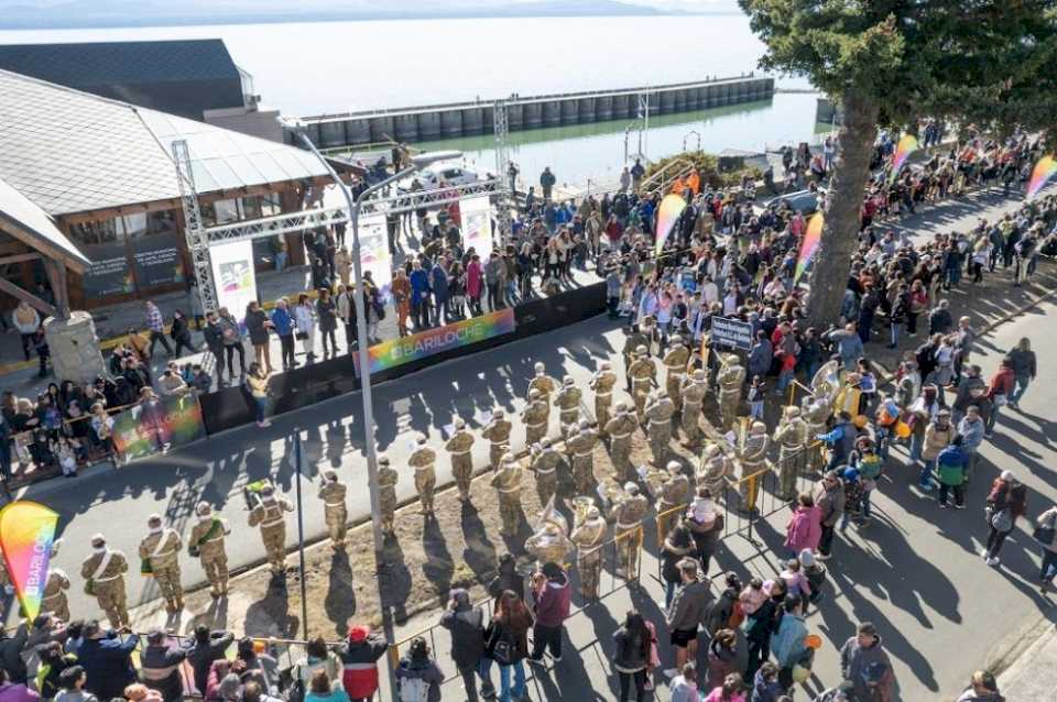 Casi 150 instituciones desfilaron por el 121° Aniversario de Bariloche