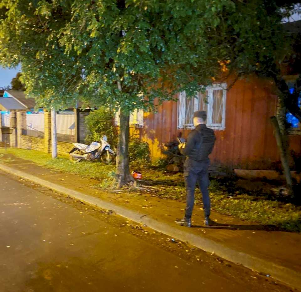 Motociclista atropelló un tejido y terminó en el patio de una vivienda