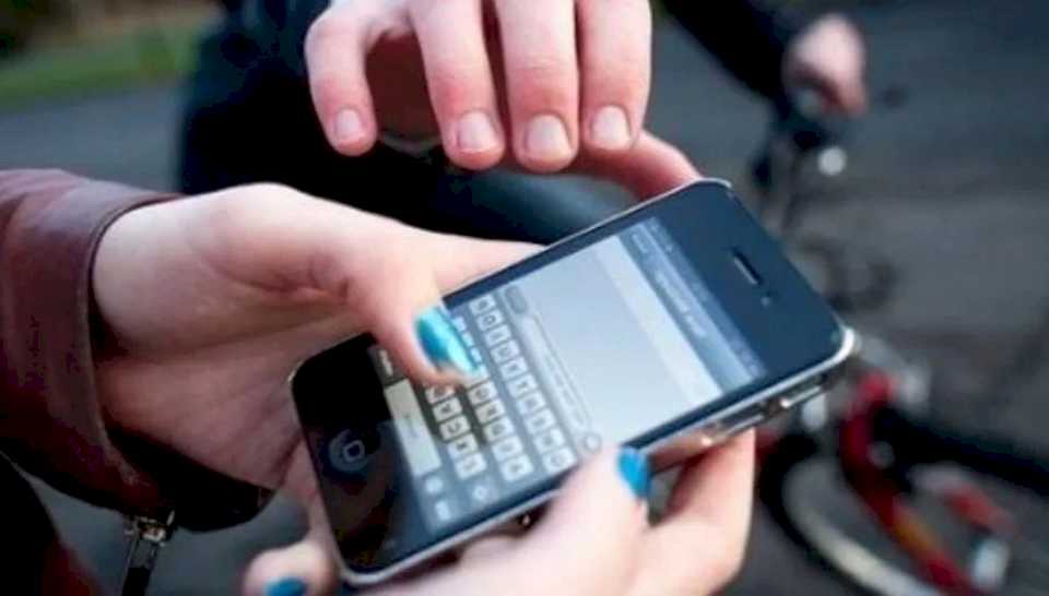 Esperaba el colectivo y «motochorros» le arrebataron su celular