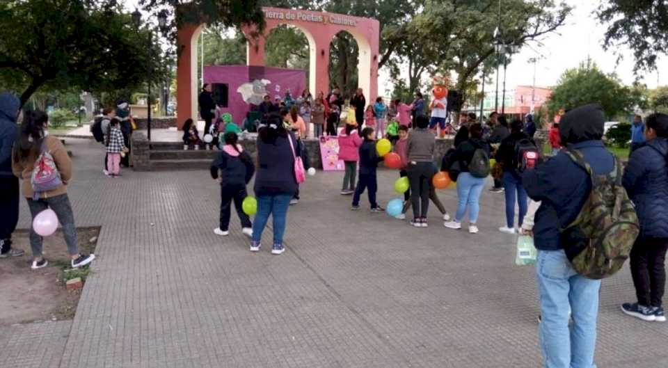 Homenaje a las mascotas en la plaza central de Cerrillos