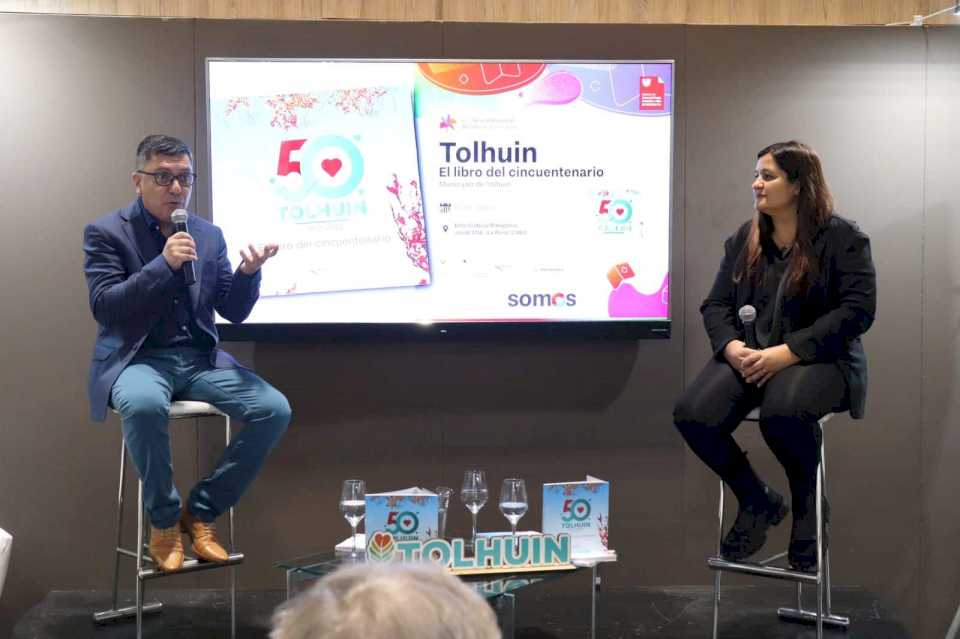 Presentaron el Libro del Cincuentenario de Tolhuin