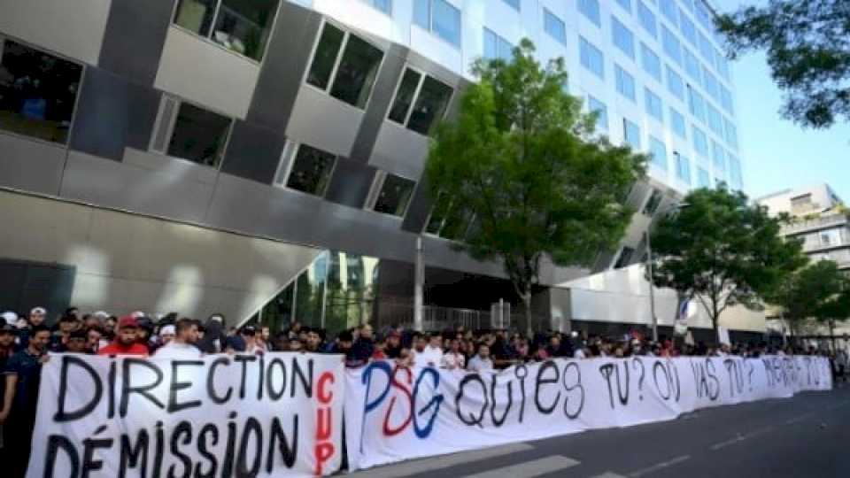 tension-en-el-psg:-«jugadores-parasitos»,-insultos-a-messi-y-la-advertencia-del-lider-de-los-ultras-para-neymar