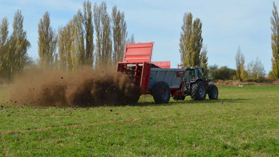 demostracion-de-maquinaria-para-fertilizar-suelos-en-el-virch 