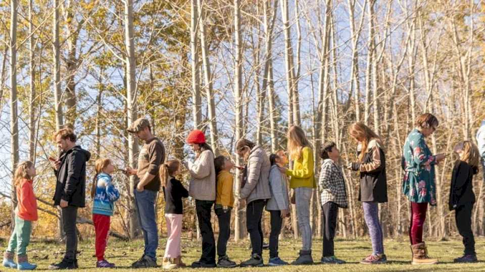 Un grupo de padres pasó un fin de semana sin sus celulares y las reacciones de sus hijos fueron sorprendentes