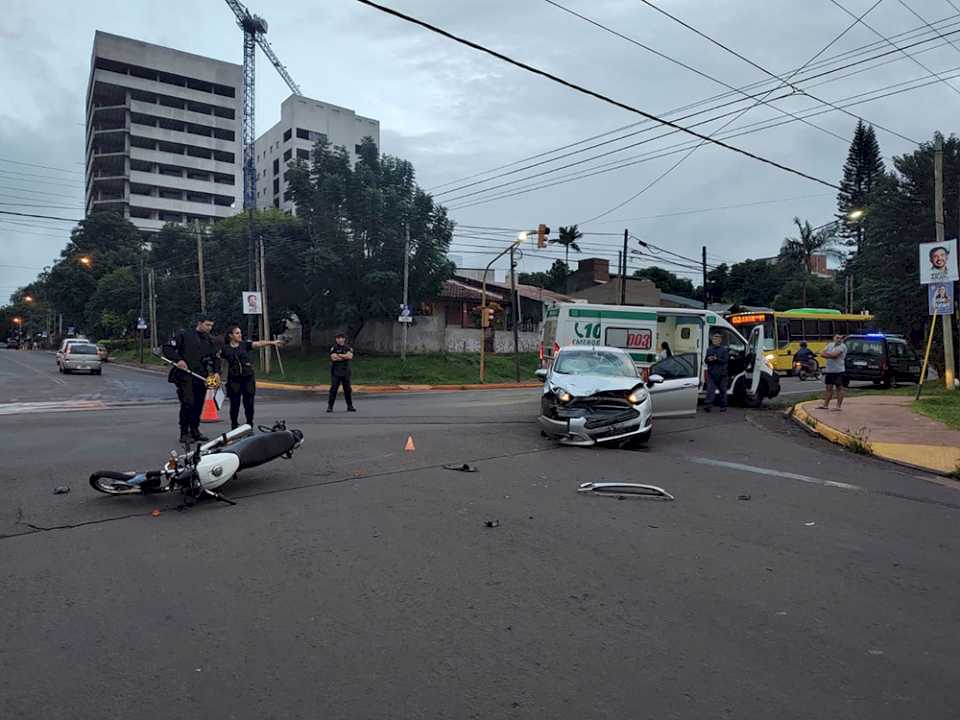 Choque frontal entre una moto y un auto dejó un herido en Posadas